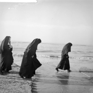 Nonnetjes aan het strand te Zandvoort, Bestanddeelnr 912-1171 photo