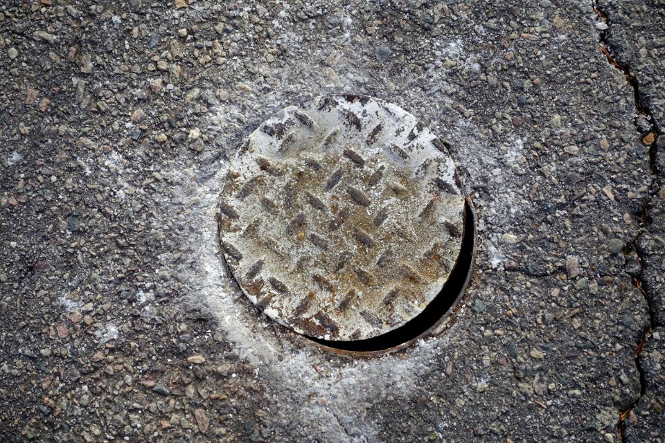 Non-skid - streethole cover - Cambridge, MA - DSC02658