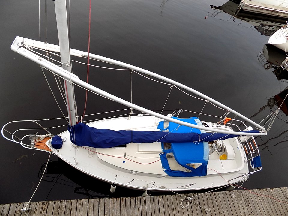 Nonsuch 22 sailboat vertical view 1115
