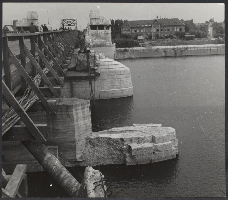 Noodbrug aangelegd over de vernielde Wilhelminabrug over de Maas in Maastricht (, Bestanddeelnr 31004 108