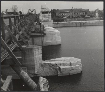 Noodbrug aangelegd over de vernielde Wilhelminabrug over de Maas in Maastricht (, Bestanddeelnr 31004 108