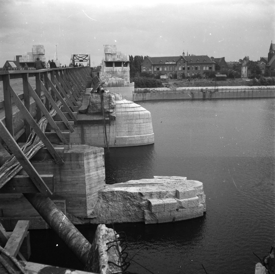 Noodbrug aangelegd over de vernielde Wilhelminabrug over de Maas in Maastricht, Bestanddeelnr 900-5690