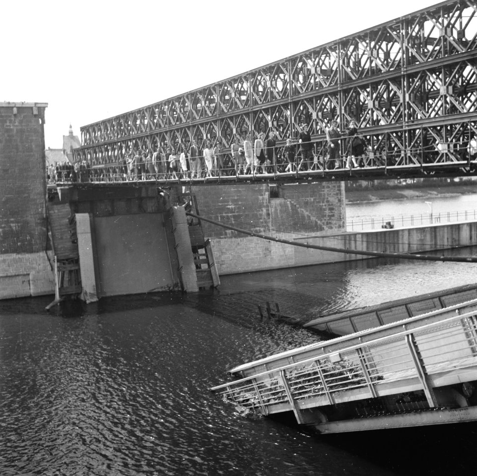 Noodbruggen aangelegd over vernielde bruggen over de Maas in Maastricht St Ser, Bestanddeelnr 900-5698