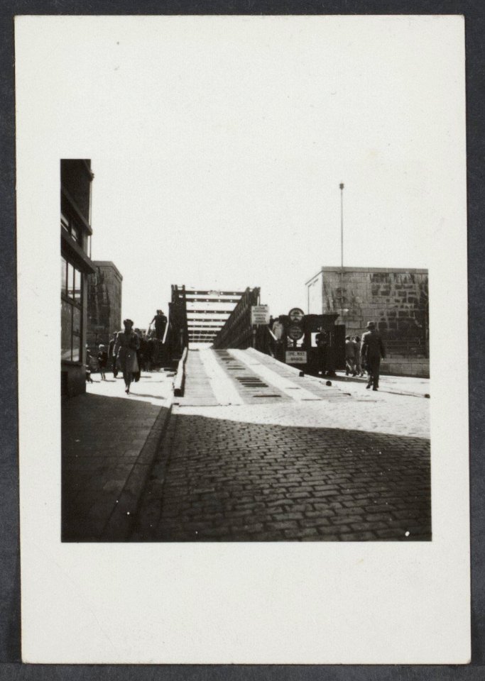 Noodbrug aangelegd over de vernielde bogen van de Sint Servaasbrug in Maastricht, Bestanddeelnr 31004 013