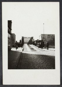 Noodbrug aangelegd over de vernielde bogen van de Sint Servaasbrug in Maastricht, Bestanddeelnr 31004 013