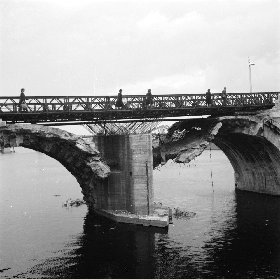 Noodbrug aangelegd over de vernielde bogen van de Sint Servaasbrug in Maastricht, Bestanddeelnr 900-5685