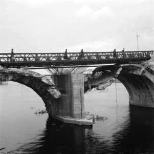 Noodbrug aangelegd over de vernielde bogen van de Sint Servaasbrug in Maastricht, Bestanddeelnr 900-5685