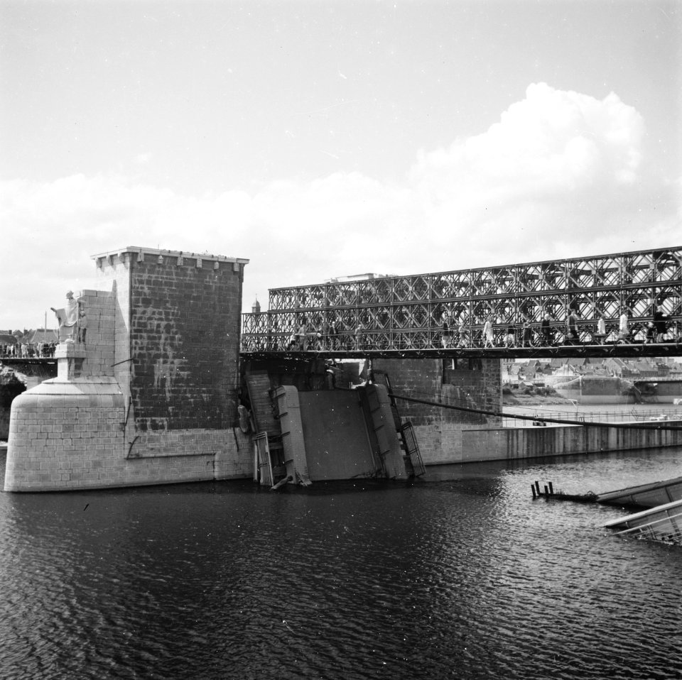 Noodbruggen aangelegd over vernielde bruggen over de Maas in Maastricht St Ser, Bestanddeelnr 900-5699