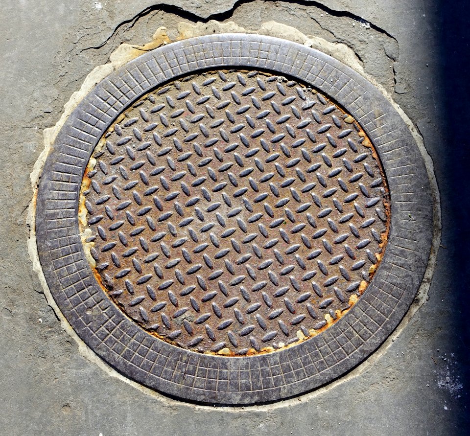 Non-skid disk in ring of concentric grids street hole cover - Beacon Hill - Boston, MA - DSC02225