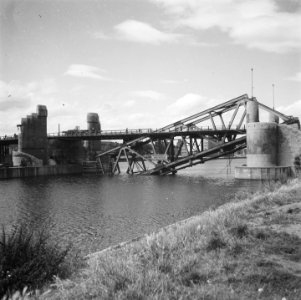 Noodbruggen aangelegd over vernielde bruggen over de Maas in Maastricht Wilhelm, Bestanddeelnr 900-5702