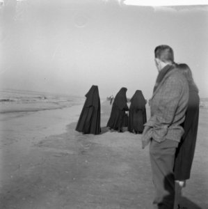 Nonnetjes aan het strand te Zandvoort, Bestanddeelnr 912-1168
