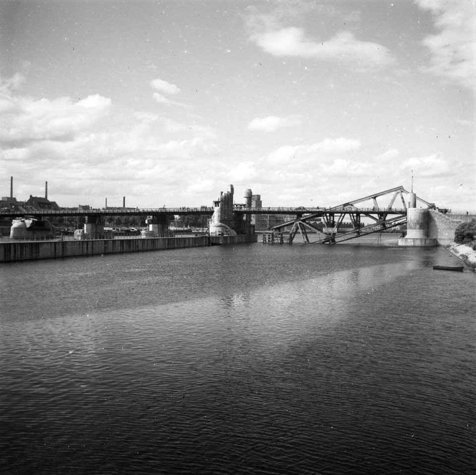 Noodbruggen aangelegd over vernielde bruggen over de Maas in Maastricht Wilhelm, Bestanddeelnr 900-5701