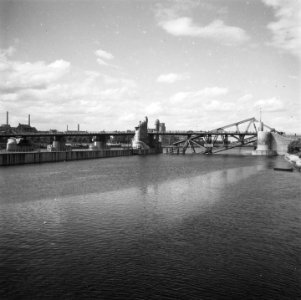 Noodbruggen aangelegd over vernielde bruggen over de Maas in Maastricht Wilhelm, Bestanddeelnr 900-5701
