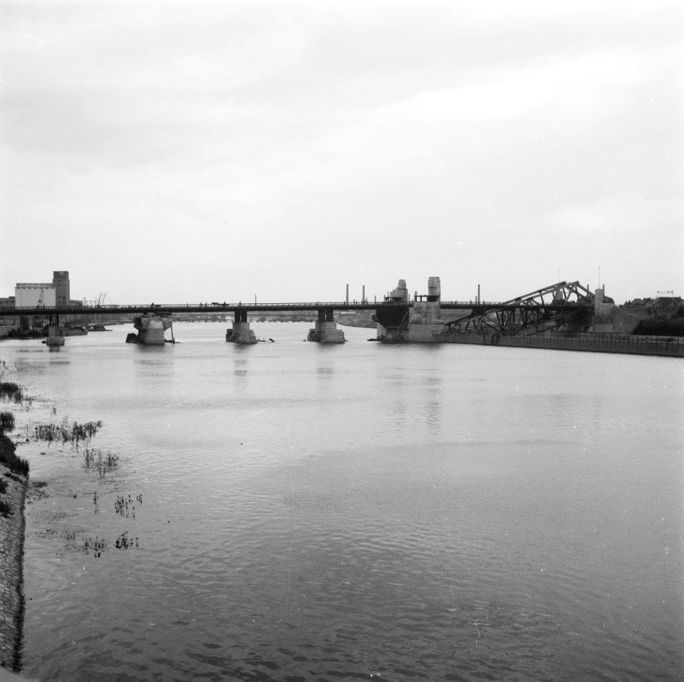 Noodbrug aangelegd over de vernielde Wilhelminabrug over de Maas in Maastricht, Bestanddeelnr 900-5687