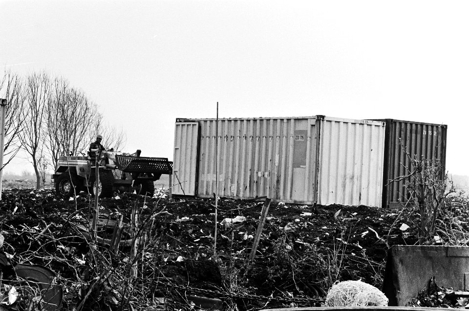 Nog steeds is men bezig met het uitlepelen van vaten gif op de vuilnisstortplaats in Volgermeerpolder, opgelepelde vaten gif in containers, Bestanddeelnr 931-4193