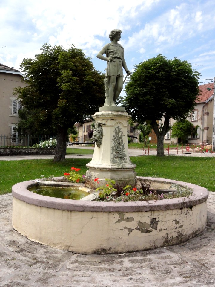 Nonhigny (M-et-M) fontaine avec statue