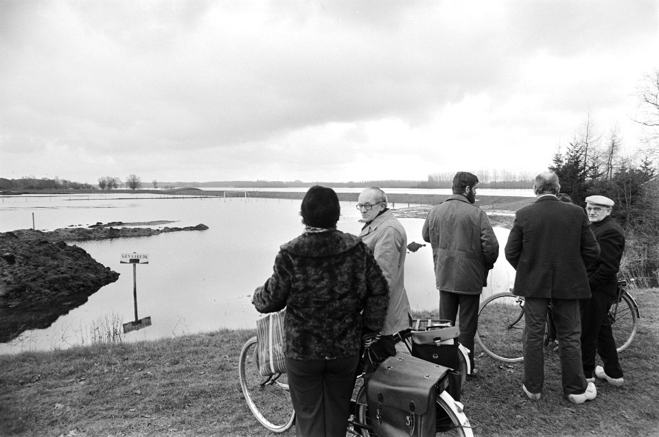Nog steeds bestaat gevaar dat dijk in Dalfsen (overijssel) bezwijkt, doordat overijsselse Vecht ver buiten oevers is getreden, Bestanddeelnr 931-3767