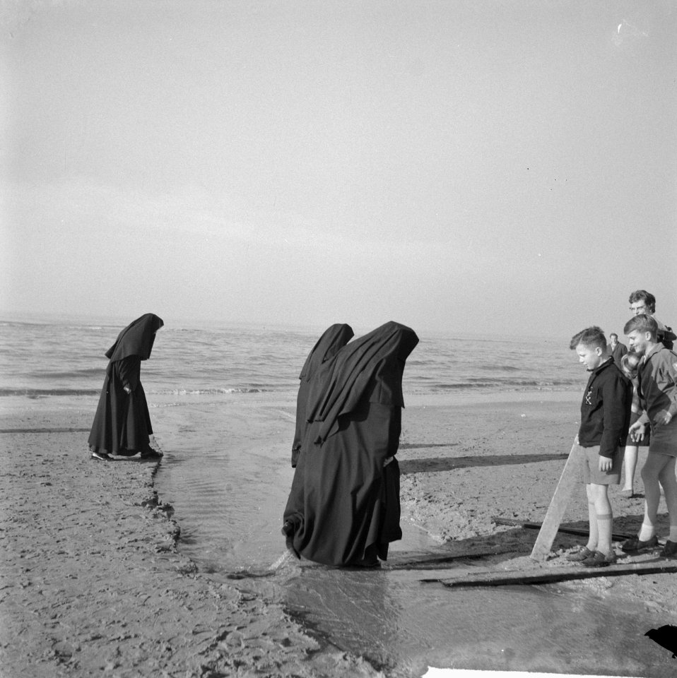 Nonnetjes aan het strand te Zandvoort, Bestanddeelnr 912-1170