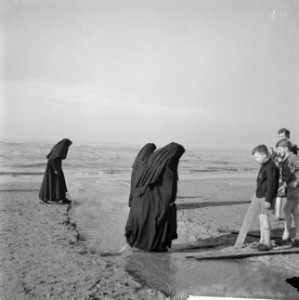 Nonnetjes aan het strand te Zandvoort, Bestanddeelnr 912-1170