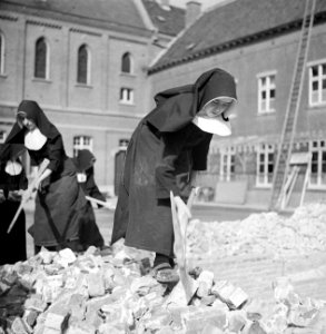 Nonnen werken met houwelen, Bestanddeelnr 191-1161 photo