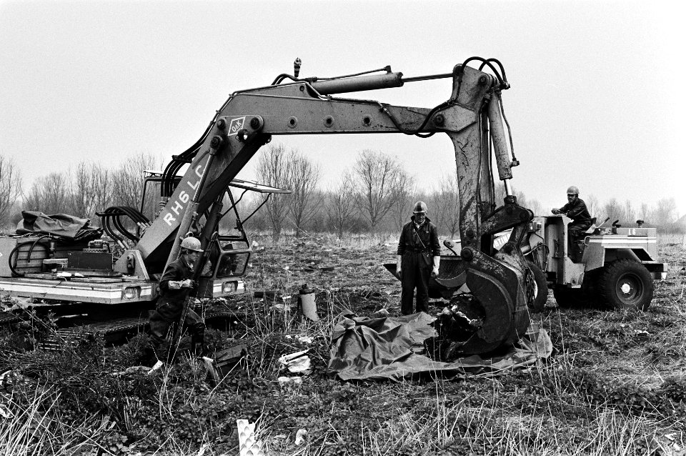 Nog steeds is men bezig met het uitlepelen van vaten gif op de vuilnisstortplaats in Volgermeerpolder,, Bestanddeelnr 931-4197
