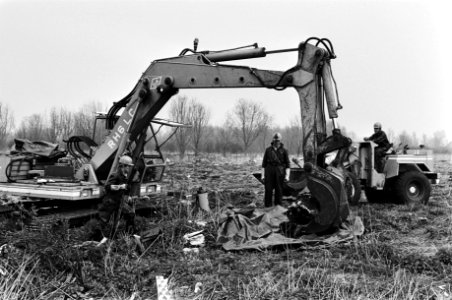 Nog steeds is men bezig met het uitlepelen van vaten gif op de vuilnisstortplaats in Volgermeerpolder,, Bestanddeelnr 931-4197