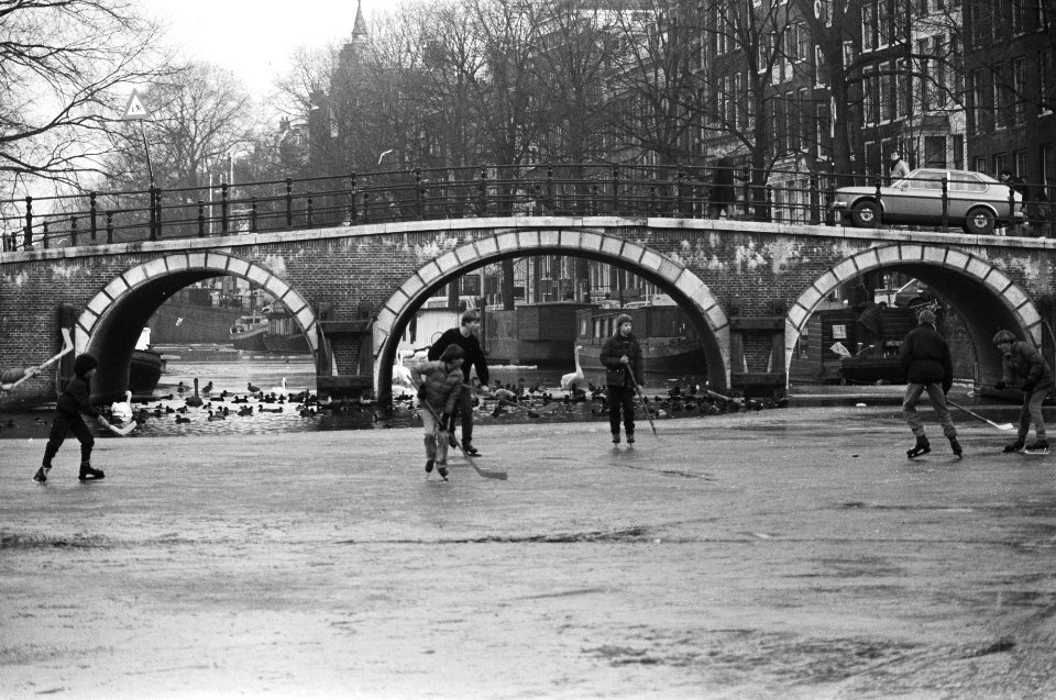 Nog veel mensen op het ijs. IJshockey op Amsterdamse grachten, Bestanddeelnr 931-9165