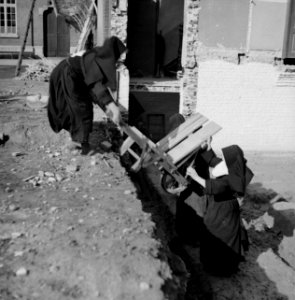 Nonnen met kruiwagen, Bestanddeelnr 191-1168 photo