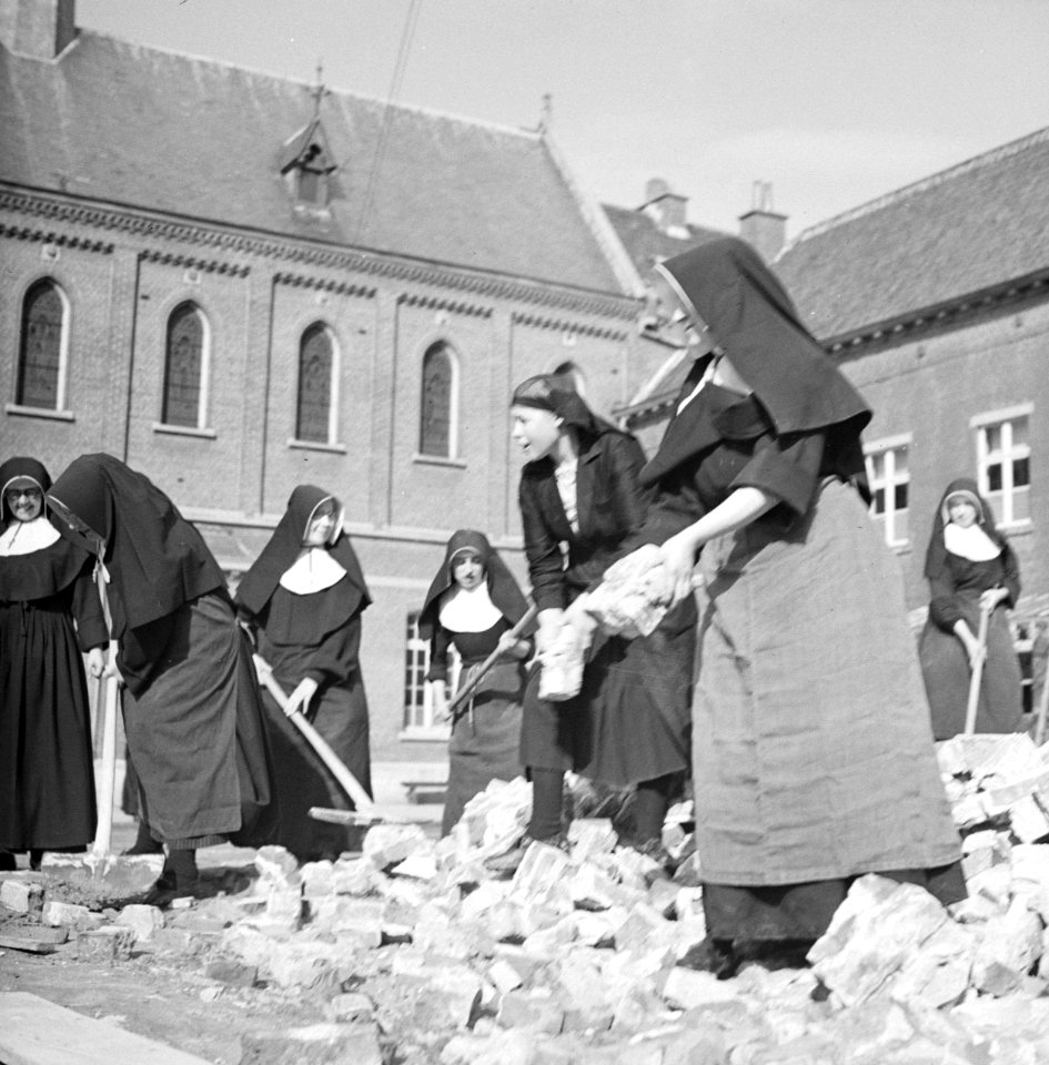 Nonnen bezig met opruimen van bouwpuin, Bestanddeelnr 191-1171