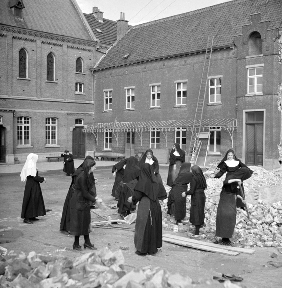 Nonnen op binnenplaats bezig met bouwactiviteiten, Bestanddeelnr 191-1170