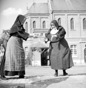Nonnen geven elkaar stenen door, Bestanddeelnr 191-1160