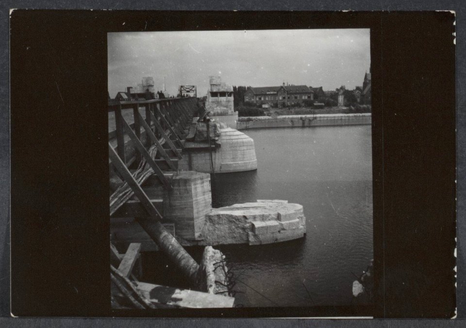 Noodbruggen aangelegd over vernielde bruggen over de Maas in Maastricht Wilhelm, Bestanddeelnr 31004 024