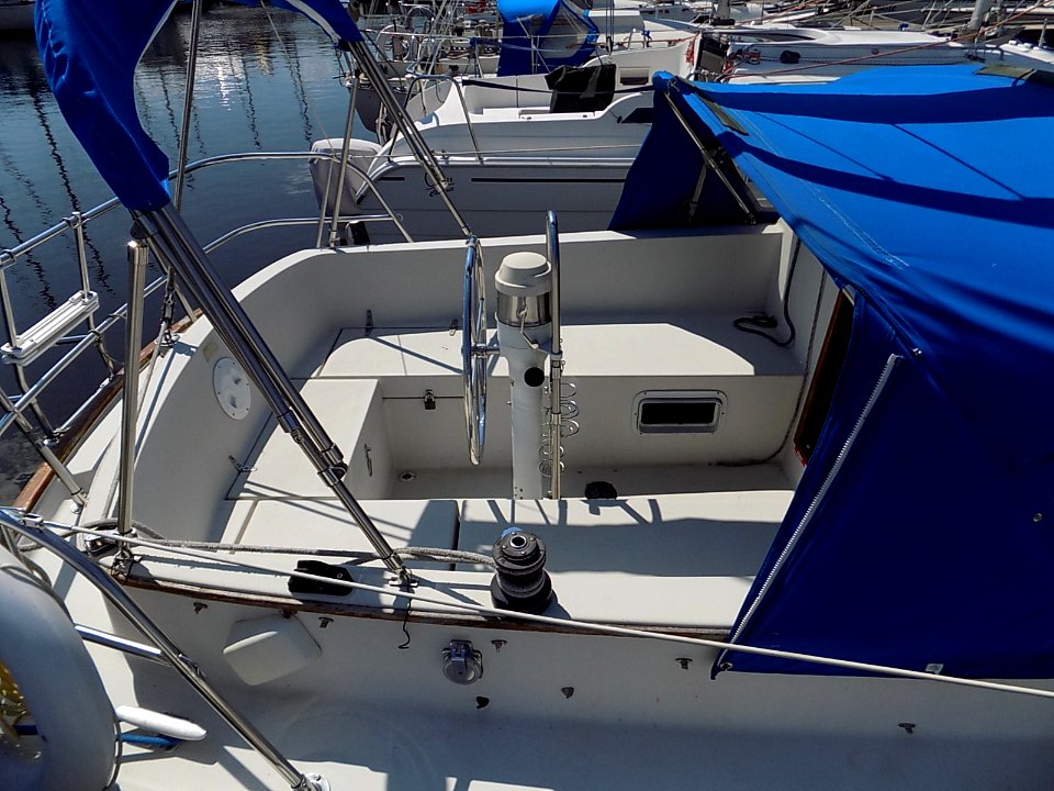 Nonsuch 26 sailboat Swan Song cockpit 3920