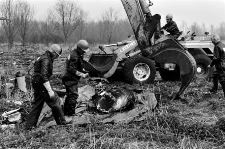 Nog steeds is men bezig met het uitlepelen van vaten gif op de vuilnisstortplaats in Volgermeerpolder, opgelepelde vaten gif, Bestanddeelnr 931-4195