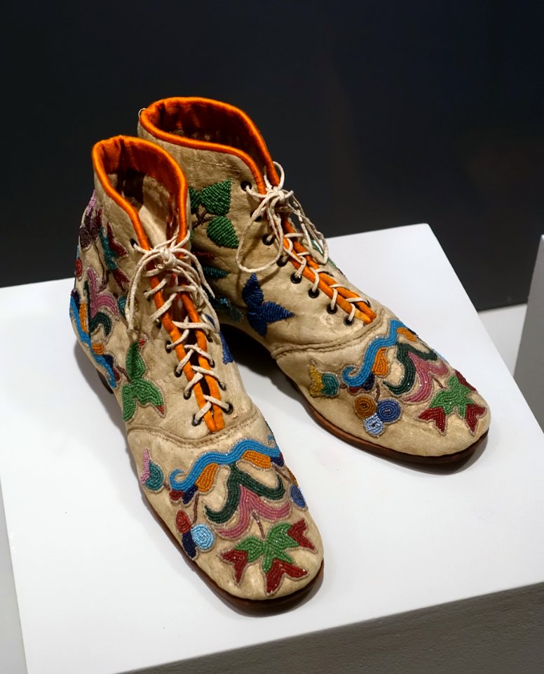 Non-traditional woman's shoes, Santee Sioux, c. 1900, glass beads, silk, leather - Portland Art Museum - Portland, Oregon - DSC09135
