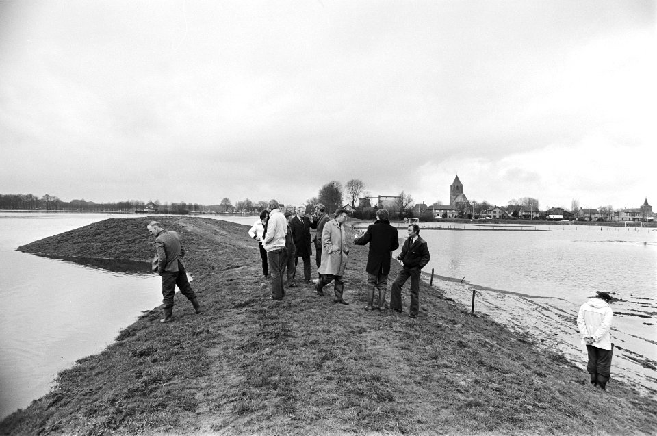 Nog steeds bestaat gevaar dat dijk in Dalfsen (overijssel) bezwijkt, doordat overijsselse Vecht ver buiten oevers is getreden, Bestanddeelnr 931-3764