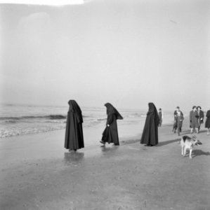 Nonnetjes aan het strand te Zandvoort, Bestanddeelnr 912-1169