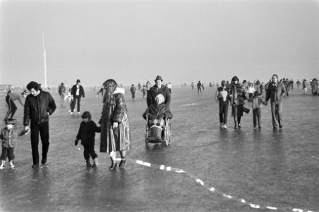Nog veel mensen op het ijs. Wandelaars op de Gouwzee bij Monnickendam, Bestanddeelnr 931-9163