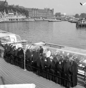Nonnen bij rondvaart Centraal Station, Bestanddeelnr 917-8614