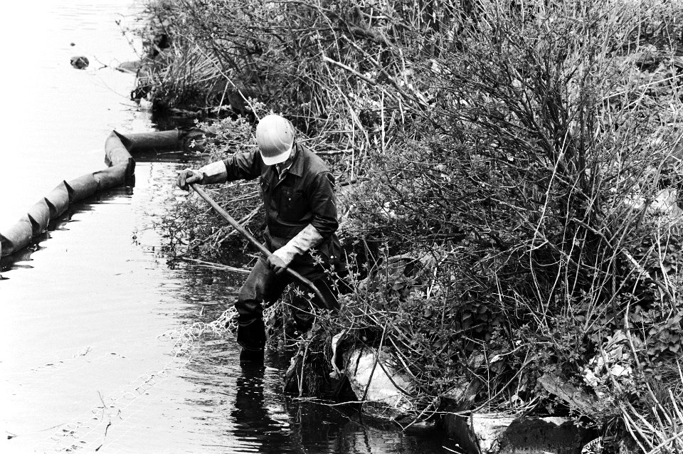 Nog steeds is men bezig met het uitlepelen van vaten gif op de vuilnisstortplaats in Volgermeerpolder, langs de waterkant worden giftige vaten opgezocht, Bestanddeelnr 931-4191