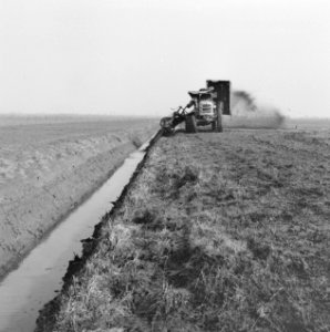 Normalisatie van beken, graven en dempen van sloten, slootreinigingsmachines, Bestanddeelnr 250-8225