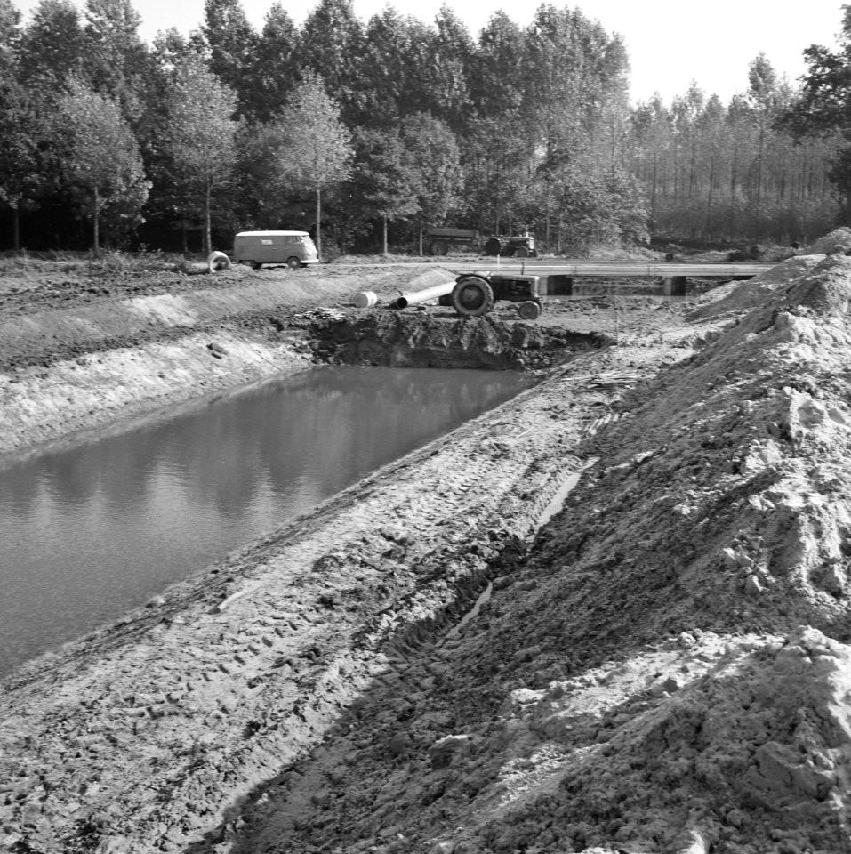 Normalisatie van beken, graven en dempen van sloten, leggen riolering, duikers e, Bestanddeelnr 162-0569