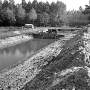Normalisatie van beken, graven en dempen van sloten, leggen riolering, duikers e, Bestanddeelnr 162-0569