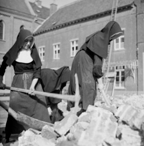 Nonnen werken met houwelen, Bestanddeelnr 191-1162 photo