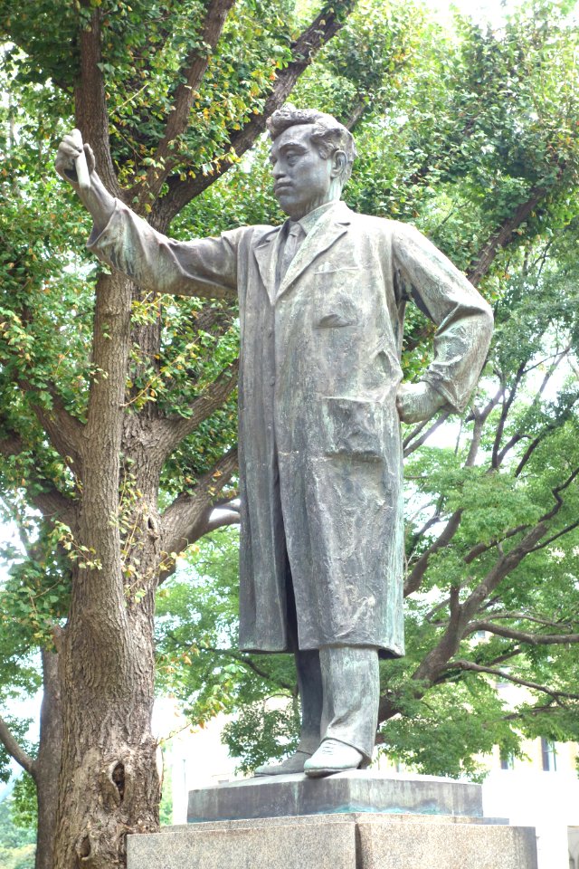 Noguchi Hideyo memorial, sculpted by Yoshida Saburo - Ueno Park, Tokyo - DSC08660