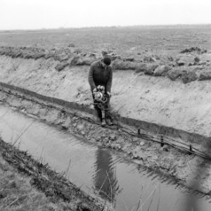 Normalisatie van beken, graven en dempen van sloten, ruilverkavelingen, motorsta, Bestanddeelnr 250-8013
