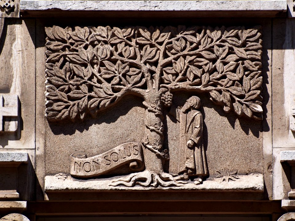 Non Solus, Spuistraat 110-114