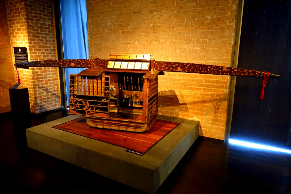 Norimono (palanquin), Japan, Edo period, 1800s AD, gold, lacquer, wood, bamboo, paper, pigment, view 1 - The Ann and Gabriel Barbier-Mueller Museum - DSC05516