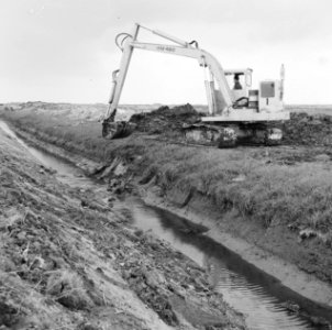 Normalisatie van beken, graven en dempen van sloten, slotenreinigers, de drieban, Bestanddeelnr 250-8021