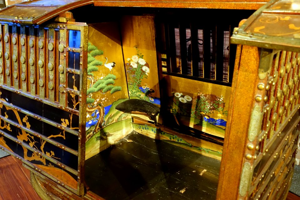 Norimono (palanquin), Japan, Edo period, 1800s AD, gold, lacquer, wood, bamboo, paper, pigment, view 3 - The Ann and Gabriel Barbier-Mueller Museum - DSC05519